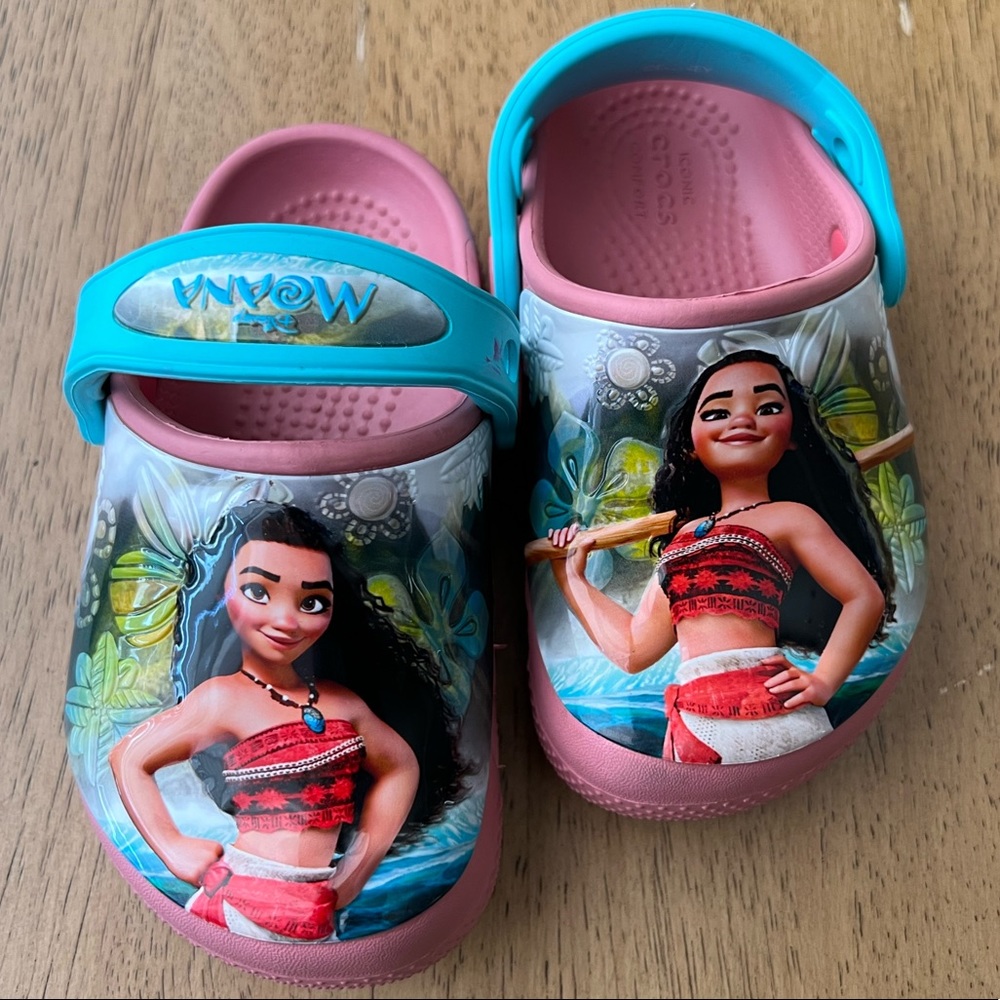 Moana Size 7 Crocs
